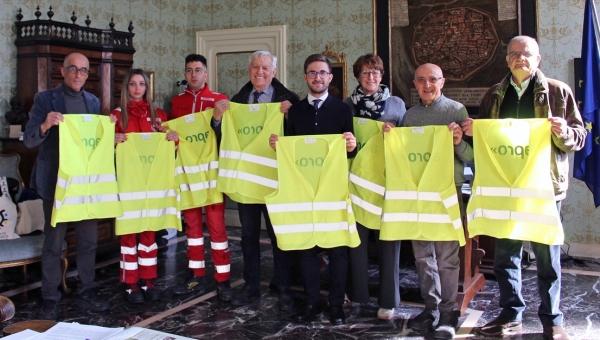 Alba: gilet catarifrangenti per la sicurezza stradale dei migranti